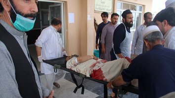 بعد از بم گذاری مرگبار خوست افغان ها به ثبت نام جهت رای دادن ادامه میدهند