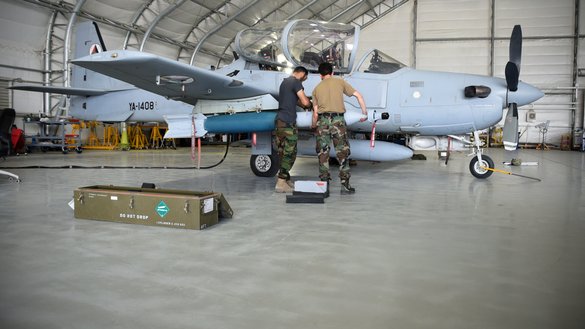 بتاریخ ۴ اسد ۱۳۹۶، دو کارگر مراقبت از طیاره های سوپر توکانوی ای-۲۹ نیروی هوایی افغانستان مصروف تخلیه جی‌بی‌یو-۱۲ (واحدهای بم هدایت پذیر) در مقر هوایی کابل استند. [سرپرکمشر تخنیکی ورونیکا پیرس/ نیروی هوایی ایالات متحده]