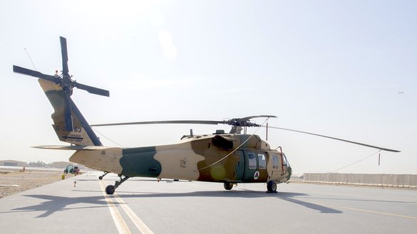 یک طیاره یواچ-۶۰ نیروی هوایی افغانستان بتاریخ ۲۰ دلو در مقر هوایی قندهار مشاهده می شود. ماموریت اصلی طیاره های یواچ-۶۰ انتقال نیرو و محموله است. [معاون سرپرکمشر قدمدار جرد جی.دوهان/ نیروی هوایی ایالات متحده]