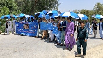 پناهنده گان افغان کاروان صلح از پیشاور به کابل را آغاز کردند