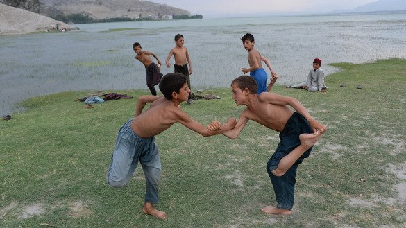 بتاریخ ۲۶ سرطان، چند پسر در حومه جلال آباد غورسای بازی می کنند. [نورالله شیرزاده/ خبرگزاری فرانسه]