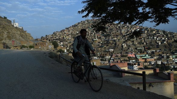 بتاریخ ۲۸ سرطان، یک بایسیکل‌ران در امتداد یک جاده بالای تپه در کابل رکاب می زند. [وکیل کوهسار/ خبرگزاری فرانسه]