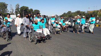 افغان معیوبین په یوه ډېر سخت سفر ووتل چې له طالبانو څخه وغواړي چې د سولې لاره ونیسي