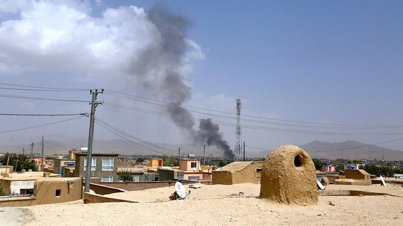 بعد از حمله طالبان بر شهر غزنی بتاریخ ۱۹ اسد، دود به هوا برخاسته است. [زکریا هاشمی/ خبرگزاری فرانسه]