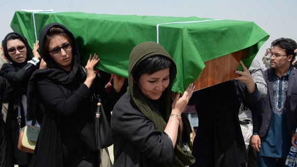 ویرجن خلک په کابل کې د زمري په ۲۴ مه په کابل کې په یوه ښوونیز مرکز د شوي ځانمرګي بمي برید د یوه قرباني تابوت انتقالوي. [نورالله شېرزاده/ای اېف پي]