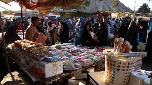 بتاریخ ۲۸ اسد، باشنده ها در هرات از از یک مارکیت بازدید می کنند. [نصیر صالحی]