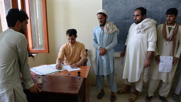 Men July 5 in Behsood District, Nangarhar Province, line up to register to vote in the October 20 elections. [Noorullah Shirzada/AFP]