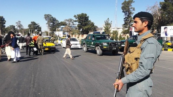 یو افغان پولیس افسر، د افغانستان له پارلماني انتخاباتو څخه دوه ورځې مخکې، د تلې په ۲۶ مه په هرات ښار کې پیره کوي. [نصیر صالحي]