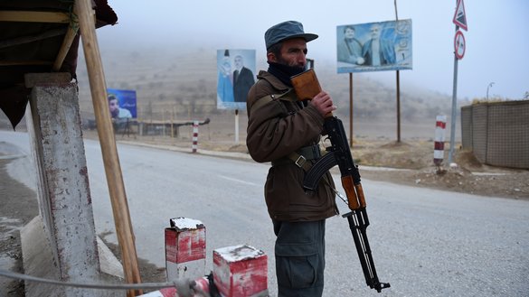 A policeman stands guard at a checkpoint in Maimana, capital of Faryab Province, October 19, 2015. [Wakil Kohsar/AFP]