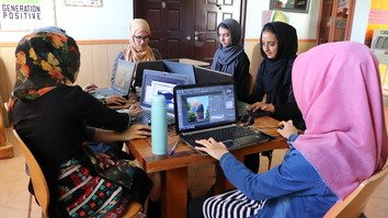په هرات کې 'د مثبت نسل' ټولګی نجونو ته د کارتون جوړونې مهارتونه ورښیي