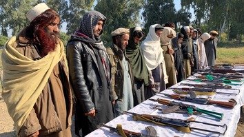 جنگجویان داعش که به خاطر مرگ یا دستگیری رو به رو استند، همچنان در ننگرهار تسلیم می شوند