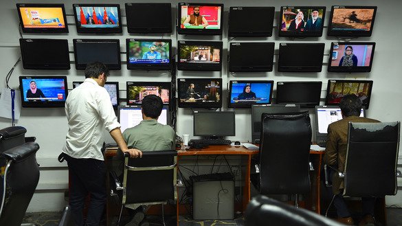 Reporters for TOLOnews work in the TOLO TV station newsroom in Kabul September 11, 2018. [WAKIL KOHSAR/AFP]