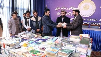 جمع آوری بیش از ۸۰۰۰ کتاب برای کتابخانه عمومی جلال آباد توسط داوطلبان