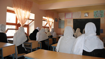 یک مقام سابق طالبان در ادعایی مضحک می گوید که جنگجویان با محروم کردن دختران از تحصیل از آنان محافظت می کردند