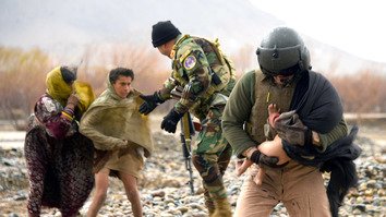 په عکسونو کې: افغان ځواکونو په کندهار کې په سېلابونو کې ایسارې کورنۍ وژغورلې