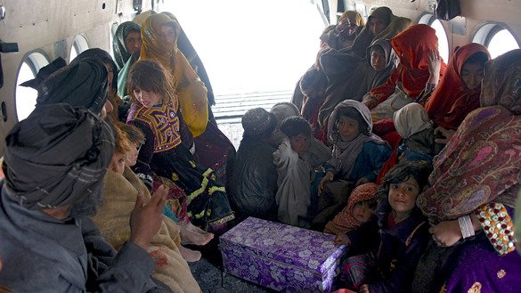 له سېلابونو څخه تښتېدلي افغانان د کب په ۱۱مه د کندهار ولایت له ارغنداب ولسوالۍ څخه په یوه پوځي څرخکه کې اېستل کېږي. [جاوېد تنویر]