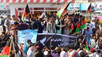 راهپیمایی صدها نفر از باشنده گان قرآن بدست قندوز برای دستیابی به صلح