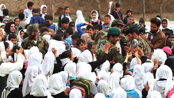 ملي اردو په هرات کې زده کوونکو ته هیلې او د ښوونځي اړین مواد ورکړل