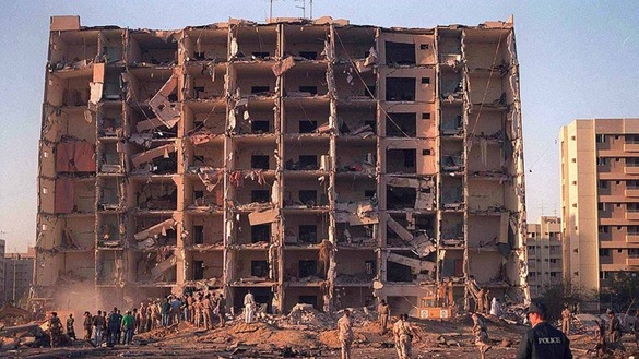 تصویر برج های خبر در عربستان سعودی در سال ۱۳۷۵ بعد از انفجار یک لاری بم گذاری شده، اقدامی بود که به سپاه پاسداران انقلاب اسلامی نسبت داده شد. [وزارت دفاع ایالات متحده]