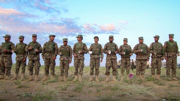 سربازان افغان در ولسوالی گذره ولایت هرات به تاریخ ۲۵ ماه ثور گیلاس های آب را در دست گرفته منتظر افطار روزه شان هستند. (عمر)
