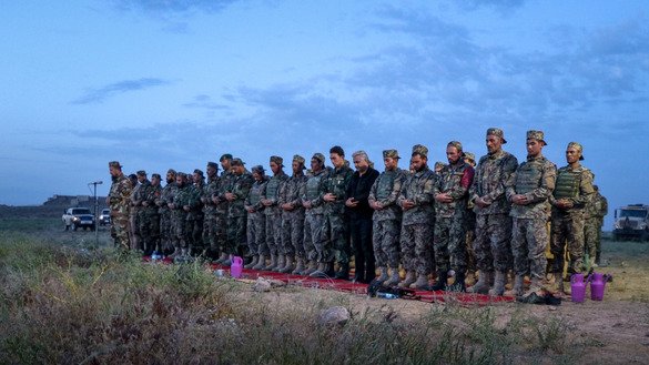 افسران اردوی ملی افغان، سربازان و مقامات محلی به تاریخ ۲۵ ثور در نماز شام در ولسوالی گذره ولایت هرات اشتراک میکنند. (عمر)