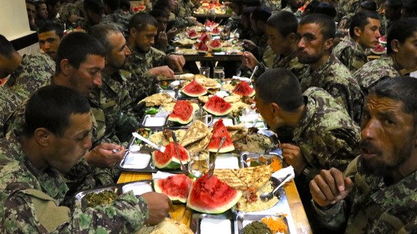 سربازان افغان به تاریخ ۲۳ ماه ثور در محوطه قول اردوی ملی ظفر بعداز افطار نان شام را صرف میکنند. (عمر)