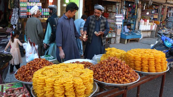 یک باشنده هرات به تاریخ ۴ جوزا در شهر هرات جلبی را که یک شرینی افغانی است خریداری می کند. فروشنده گان جلبی درجریان رمضان در فروشات شان افزایش می بینند چون اکثر افغان ها پس از افطار آن را همراه چای صرف می کنند. [عمر]