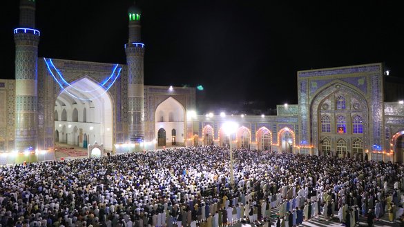 بیشتر از ۵۰۰۰ باشنده هرات به تاریخ ۱جوزا درنماز تراویح در مسجد جامع هرات تحت تدابیر شدید امنیتی اشتراک می کنند. [عمر]