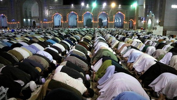 بیشتر از ۵۰۰۰ باشنده هرات به تاریخ ۱جوزا درنماز تراویح در مسجد جامع هرات تحت تدابیر شدید امنیتی اشتراک می کنند.[عمر]