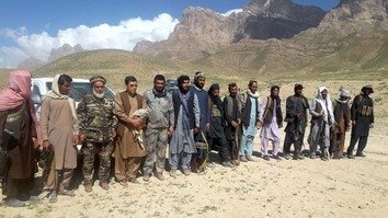 جنگجویان تسلیم شده طالب در فراه تعهد نمودند که از نیروهای افغان دفاع می کنند