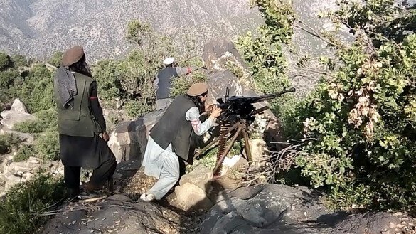 د داعش غړي تېر کال په کونړ ولایت کې د طالبانو په مورچو باندې ډزې کوي. [آرشیف]