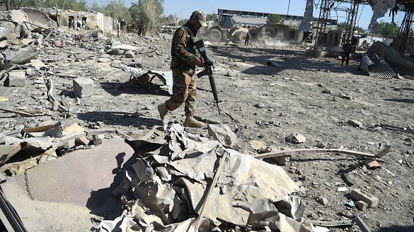 یک افسر نیروهای امنیتی افغان به تاریخ ۱۱ سرطان محل انفجار موتربم طالبان در کابل که به تاریخ ۱۰ سرطان رخ داد بررسی می کند. [وکیل کوهسار/ای اف پی]