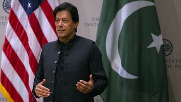 خان تعهد سپرد تا در آوردن طالبان به مذکرات صلح کمک نماید