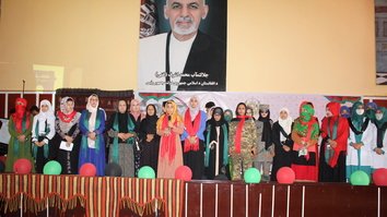 صدها تن از زنان کندز خواهان اتش بس پیش از سالروز استقلال کشور شدند