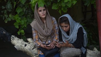 در حالیکه مذاکرات صلح پیش میروند، افغانهای جوان هنوز بر صداقت طالبان شک میکنند