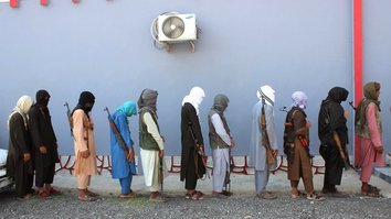 جنگجویان طالب که تسلیم شده بودند، نمره های زمین را در لغمان دریافت می کنند