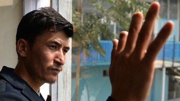 افغان لیکوال د طالبانو له خوا تېر ځل له ورکړې سزا سره سره بیا رایه ورکړه
