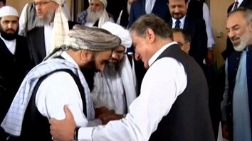 طالب مشرانو پاکستاني چارواکو ته غېږې ورکړې او سره موسکي شول