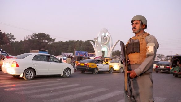 در تصویر، یک افسر پولیس دیده می شود که، به تاریخ ۱ میزان در شهر هرات ولایت هرات نگهبانی می کند. [عمر]