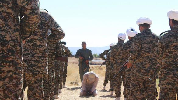 این تصویر که در ماه سنبله توسط چینل تلگرام لشکر فاطمیون منتشر شده بود، تعدادی از روحانیون را نشان می دهد که قبل از پیوستن به جنگجویان خط مقدم، هدایات نظامی نیروهای ایرانی را در یک مکان نامعلوم دریافت می کنند. [دستهٔ فاطمیون/تلگرام]