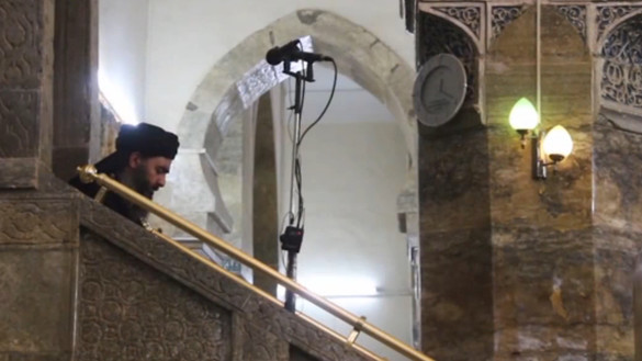 این تصویر از یک ودیوی گرفته شده که در جوزای ۱۳۹۳ منتشر شده است، و البغدادی رهبر داعش را نشان می دهد که ایجاد به اصطلاح خودش 'خلافت' ، را اعلام می کند.