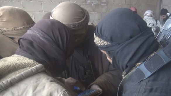 این تصویری که توسط داعش در تلگرام منتشر شده است، گروهی از جنگجویان را نشان می دهد که در اطراف یک تیلیفون هوشمند گرد هم جمع شده اند. [آرشیف]