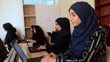 له نارینه اتلانو څخه ستړې شوې افغانې کوډ جوړوونکې نجونې خپلې اتلانې جوړوي