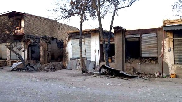 داعکس، چې د لړم په ۲۶مه یوه ورځ وروسته له هغه اخیستل شوی چې طالبانو د جوزجان ولایت په درزاب ولسوالۍ کې د اور لګونې شرارت ترسره کړ، سوزېدلي دوکانونه ښیي. [حنیف رضایي]