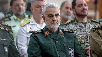 تصویر قاسم سلیمانی رهبر پیشګام ایرانی، مملو از هوا است