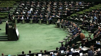 ایران که از لحاظ اقتصادی تضعیف شده، ۵ میلیارد دالر سرمایه گذاری از روسیه را می پذیرد