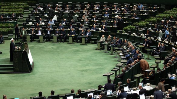 حسن روحانی رئیس جمهور ایران به تاریخ ۱۷ قوس با ارائه بودجه سال مالی آینده این کشور، سخنرانی می کند. [اس تی آر/ای اف پی]