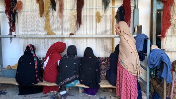 بیوه های سربازانی که توسط طالبان کشته شده اند، فرصت کاری بی نظیری را در ننگرهار پیدا کردند