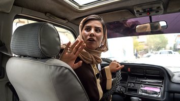 'شتل بس های گلابی' به زنان افغان کمک می کند تا در جامعه سنتی رانندگی کنند