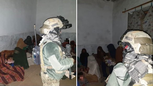 در تصویر، افسران زن را می توان در هنگام عملیات ضد داعش در ولسوالی اچین ولایت ننگرهار مشاهده کرد که، به تاریخ ۱۱ قوس، از زنان محافظت میکنند. [آرشیف]
